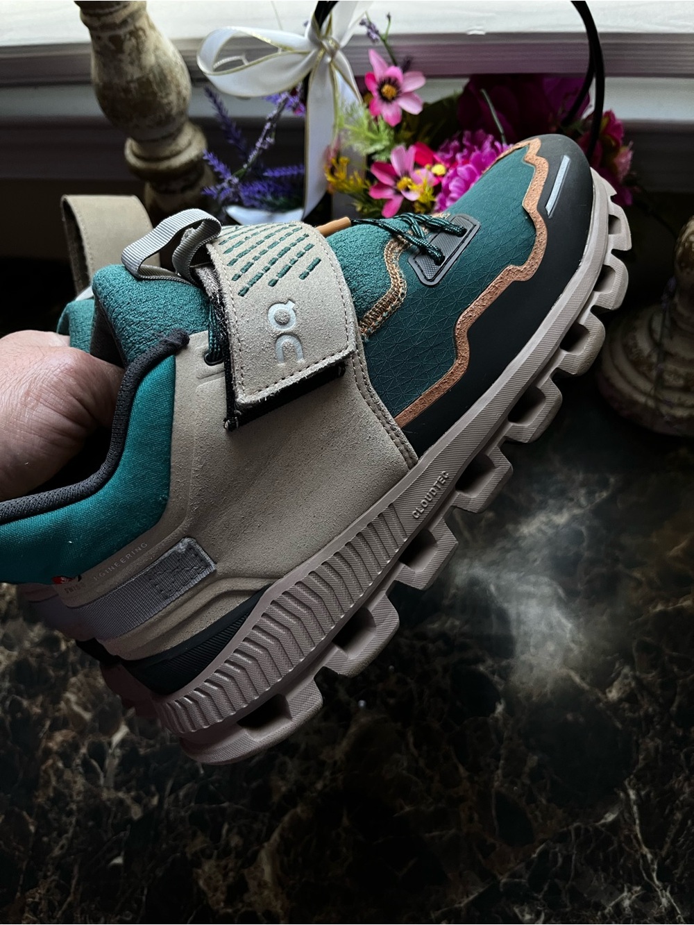 On Cloud Hi 
Edge Defy
Comfort/Athletic
Adventure Shoes
Size 7.5 Men/9 Women